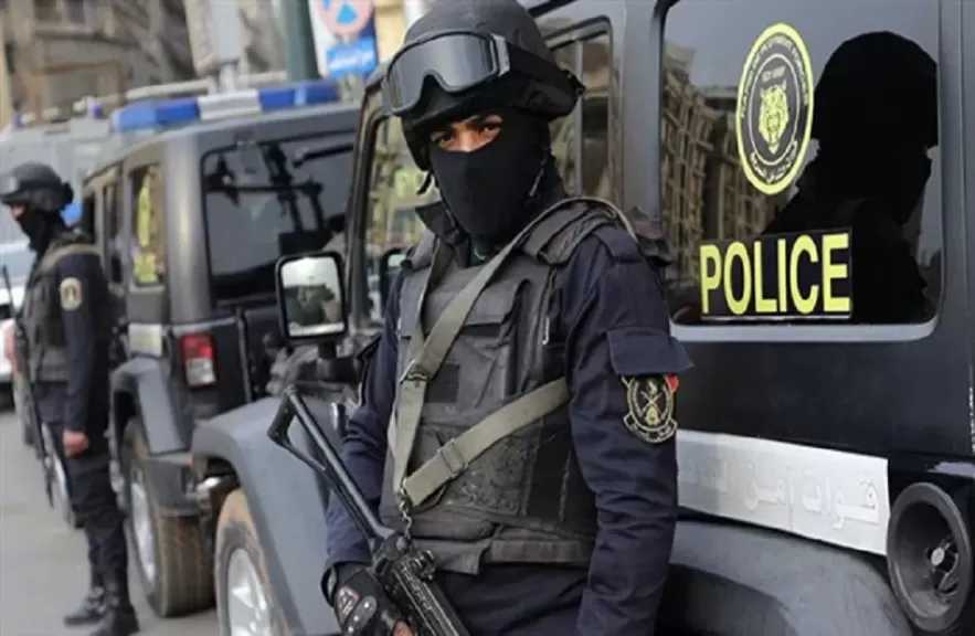 مضطرب نفسيا يشعل النيران في سيارتين بالعجوزة