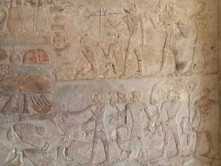 البعثة الأثرية المصرية تكشف عن 3 مقابر صخرية من عصر الدولة الحديثة بسقارة