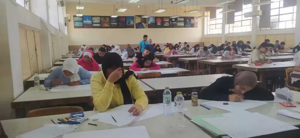 توافد طلاب الثانوية العامة على كليات جامعة العاصمة لآداء اختبارات القدرات 2026.. صور
