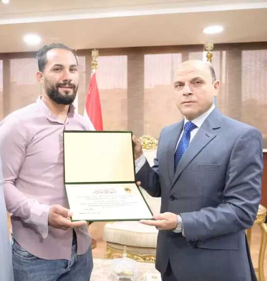 أنقذ أسرة.. محافظ الغربية يوفر فرصة عمل لأحمد البنا تقديرًا لشجاعته وموقفه الإنساني