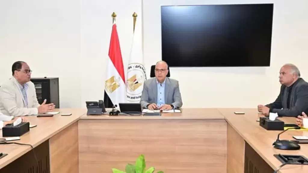 وزير الري يستعرض المنظومة الرقمية لتوثيق الأملاك العامة وأراضي طرح النهر ذات الصلة بنهر النيل