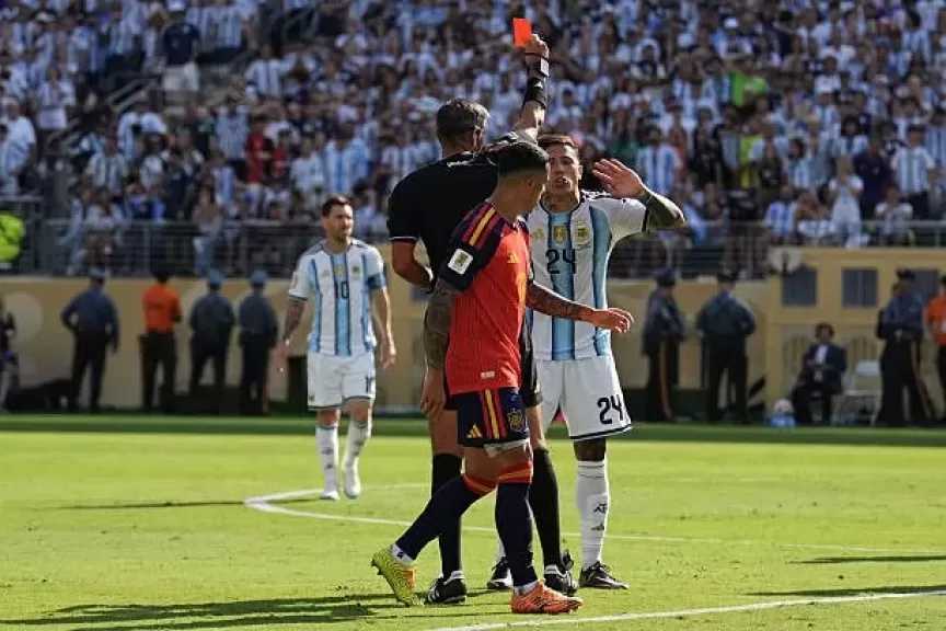 الأرجنتين تنفرد برقم قياسي في البطاقات الحمراء بنهائيات كأس العالم