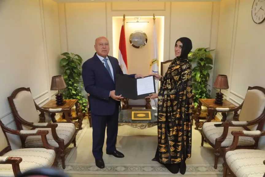 وزير النقل يكرم سيدة من أسوان لتصديها لرشق قطار بالحجارة ويمنحها عقد عمل