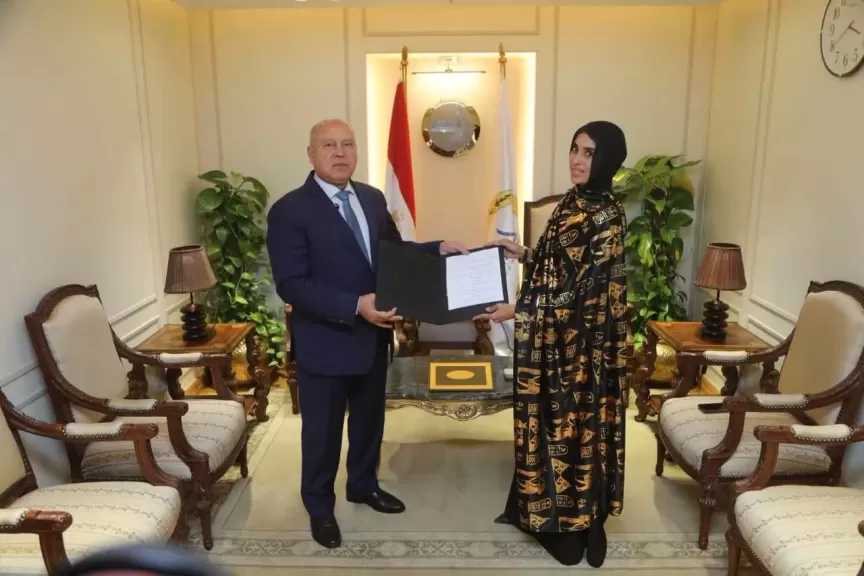 وزير النقل يكرم المواطنة ليلى الأنصاري المقيمة بأسوان تقديرًا لموقفها الوطني المشرف