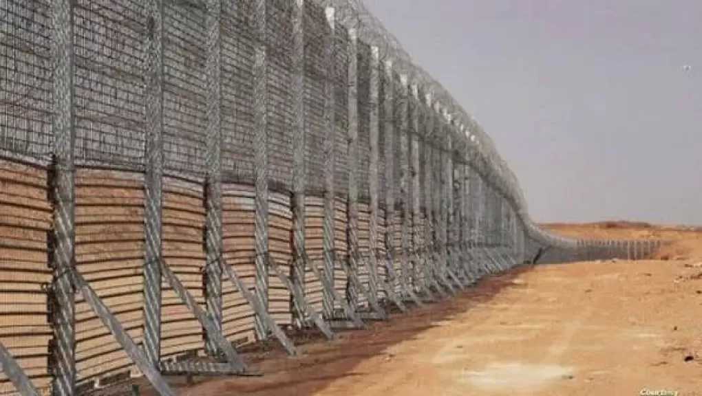 إسرائيل تبنى جدارا ترابيا ضخما عبر غزة.. أسوشيتدبرس: يعزز تقسيم القطاع