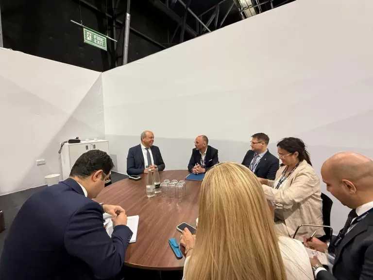 وزير الطيران المدني يلتقي مسؤولي مجموعة British Aviation Group البريطانية لبحث فرص التعاون في تطوير المطارات المصرية