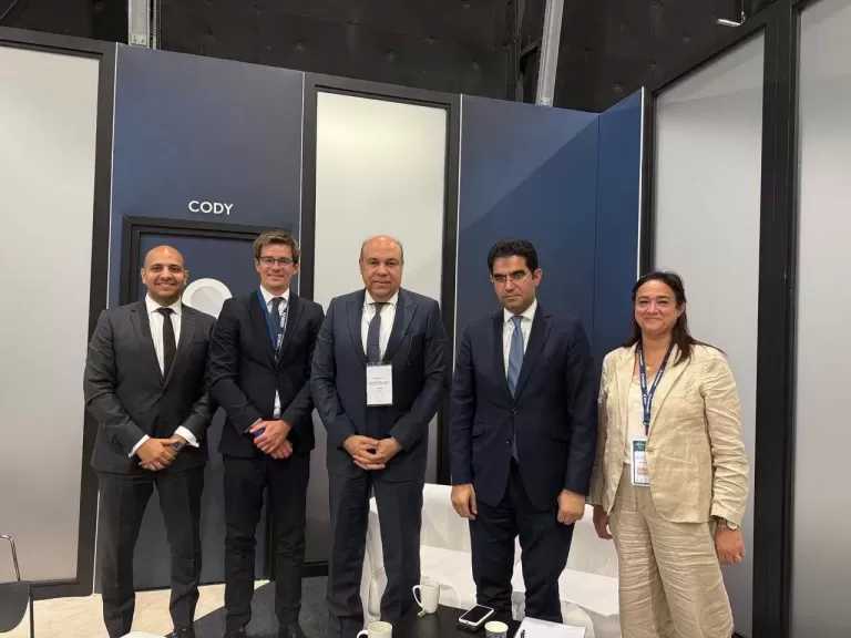 ”الحفني”: يبحث مع القائم بأعمال المفوض التجاري البريطاني لشئون أفريقيا فرص جذب وتنمية الاستثمارات بقطاع الطيران المدني