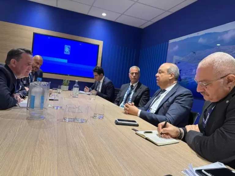 وزير الطيران يبحث مع «رولز- رويس» العالمية سبل تعزيز الشراكة