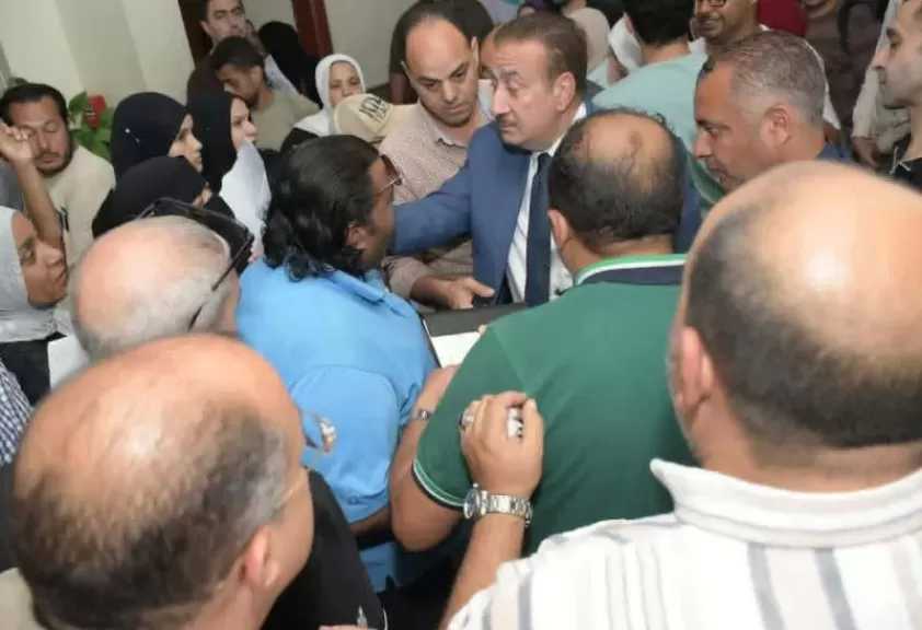 محافظ بورسعيد يوجه بعقد اجتماع عاجل لإنهاء تزاحم المواطنين داخل مبنى التأمين الصحي الشامل