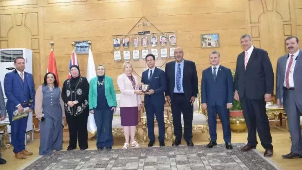 رئيس جامعة بنها يبحث مع رئيسة جامعة كانتربيري البريطانية تعزيز التعاون الأكاديمي