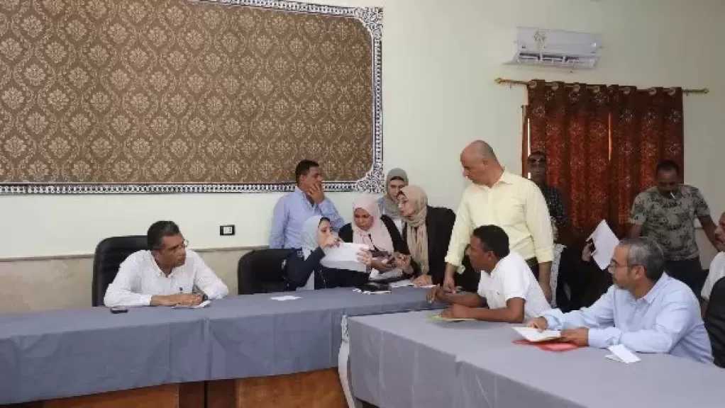 محافظ البحر الأحمر يلتقي أهالي رأس غارب ويوجّه بسرعة حل شكاوى المواطنين