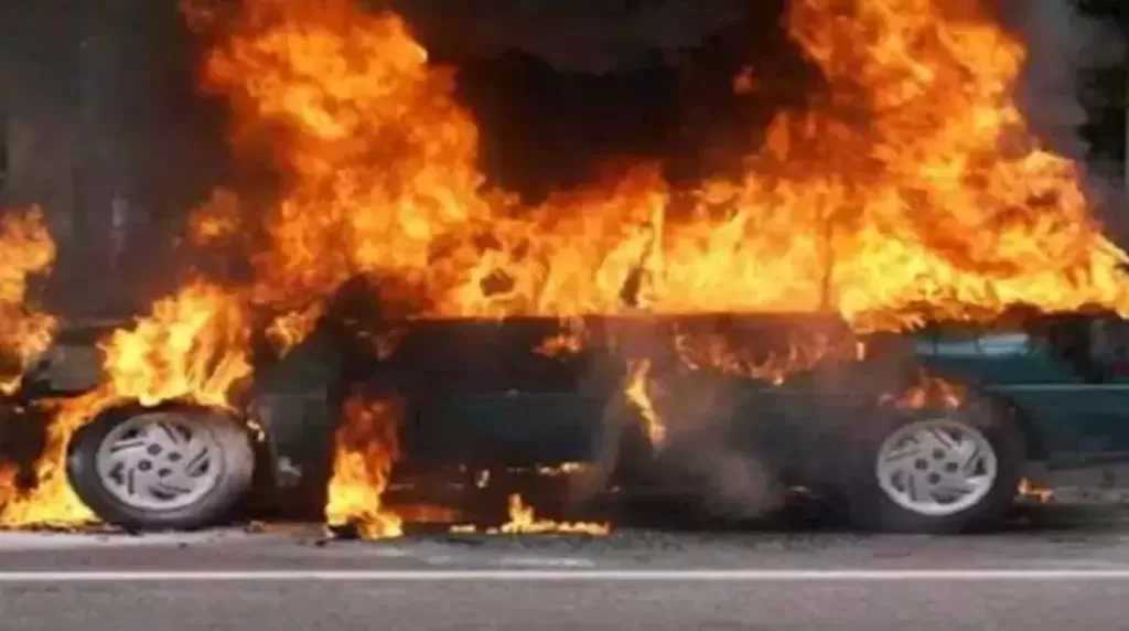 سائق يشعل النيران في سيارة مالك عقار بحدائق أكتوبر