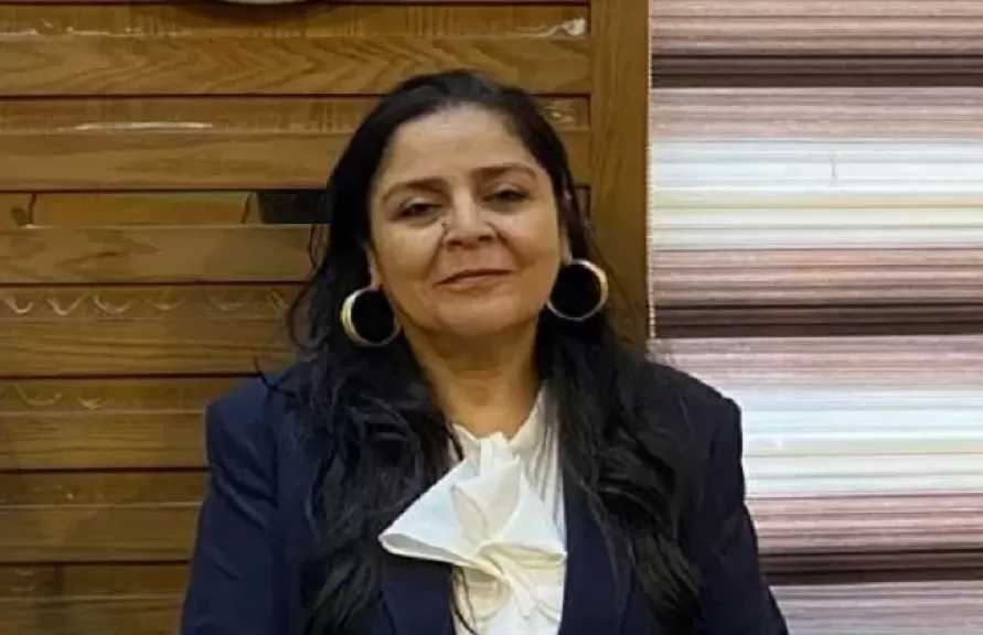 نائبة محافظ القاهرة تتابع إزالة بناء مخالف في حي عين شمس