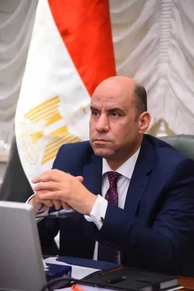 وزير العمل يتابع حادث انقلاب سيارة تقل عمالًا بالمنيا ويقدم العزاء لأسرة المتوفي ويتمنى الشفاء للمصابين
