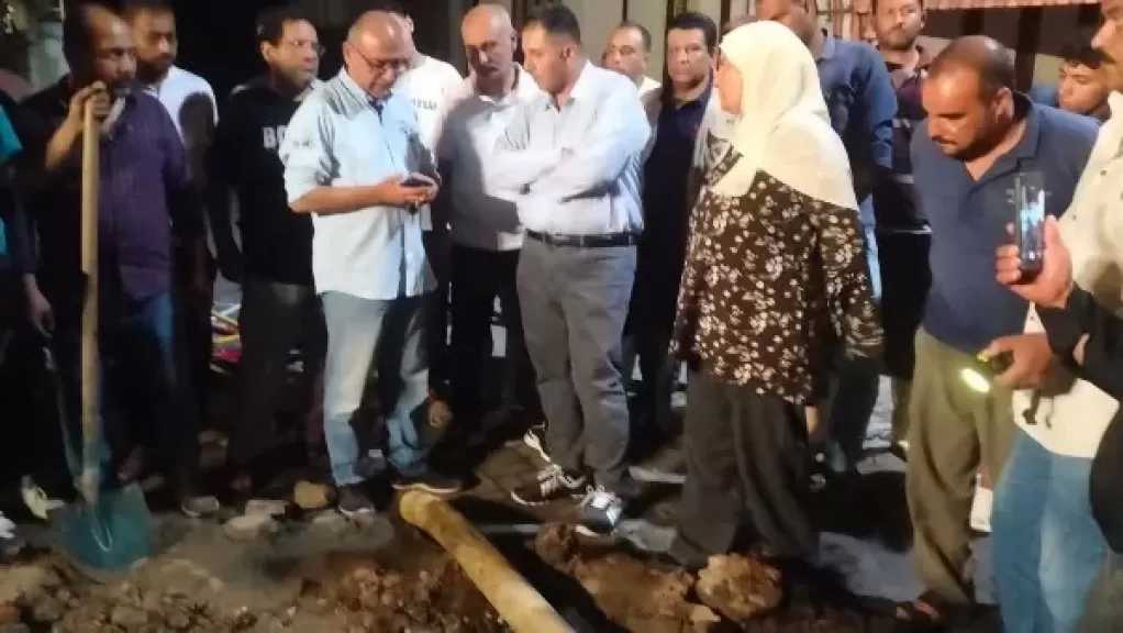 إصلاح كسر بخط المياه بمنطقة الشهابية في بدمياط