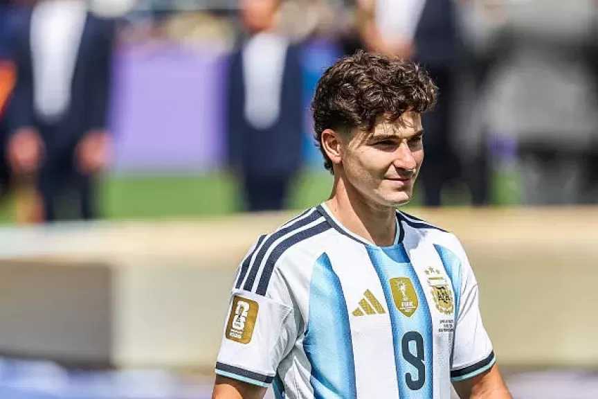 أرسنال يجهز عرضًا ضخمًا لضم جوليان ألفاريز