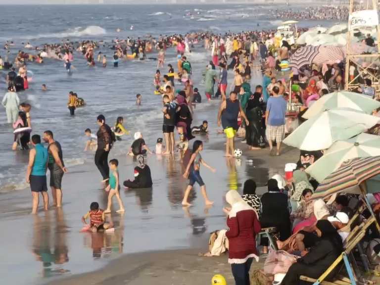 رئاسة مدينة جمصة تُجدد التحذير من النزول إلى البحر حفاظًا على سلامة المواطنين