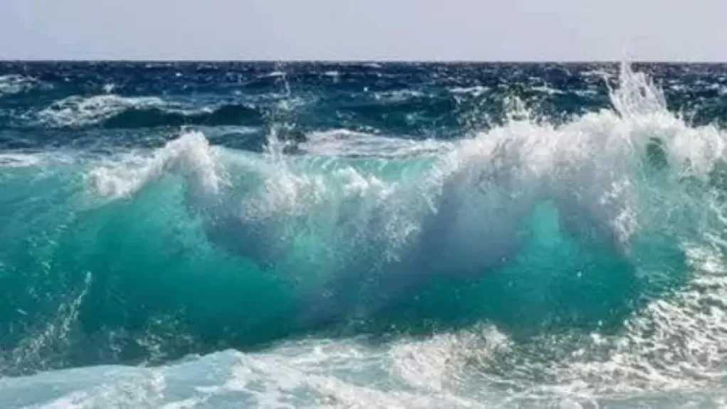 لليوم الثاني.. استمرار غلق 3 شواطئ مفتوحة بمرسى مطروح بسبب ارتفاع الأمواج