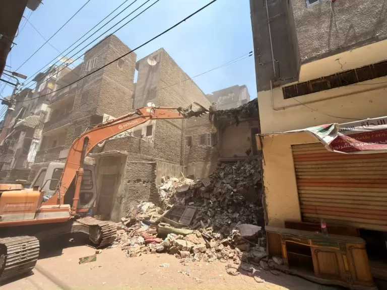 إزالة خطر داهم من عقارين في محرم بك بالإسكندرية لحماية المواطنين
