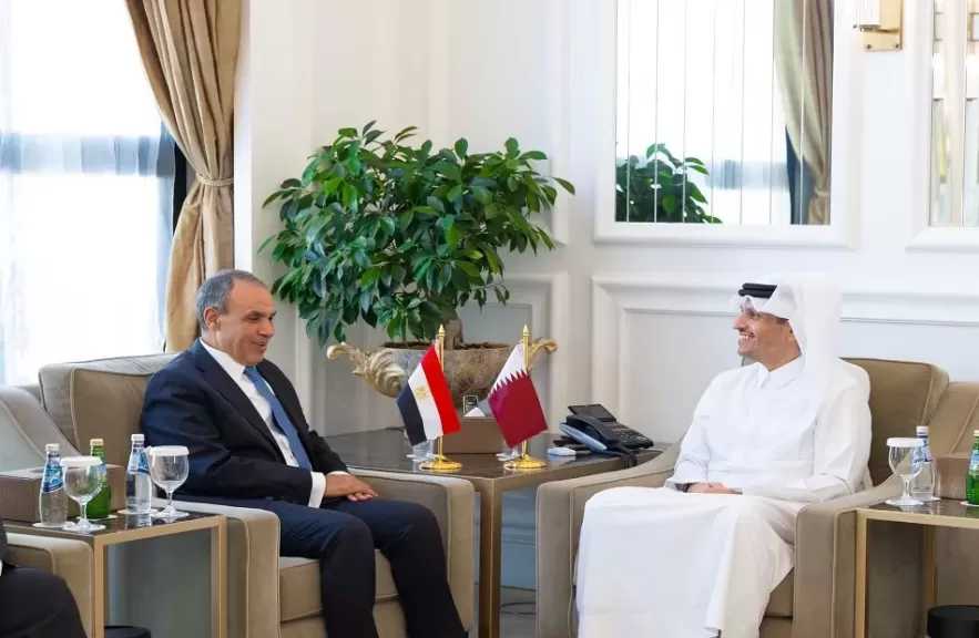 وزير الخارجية يلتقي نظيره القطري في الدوحة لبحث تعزيز العلاقات الثنائية ومستجدات الأوضاع الإقليمية