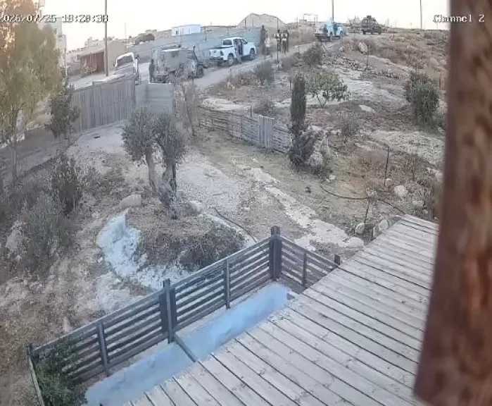جيش الاحتلال الإسرائيلي يطارد فلسطينيا بزعم انتزاع سلاح مستوطن جنوب الخليل