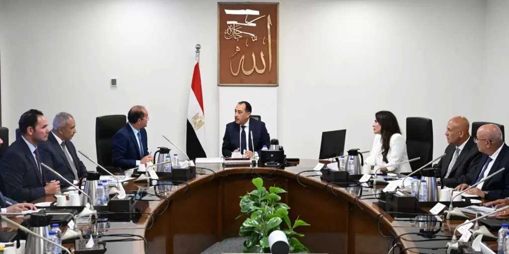 رئيس الوزراء يُتابع ملف تشغيل وصيانة محطات معالجة الصرف الصحي