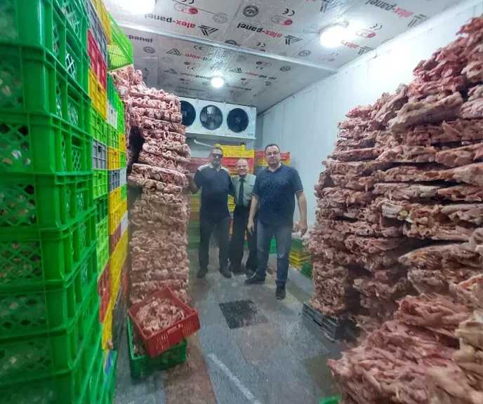 ضبط 30 طن هياكل ومخلفات فراخ قبل استخدامها في تصنيع البرجر بالجيزة.. صور