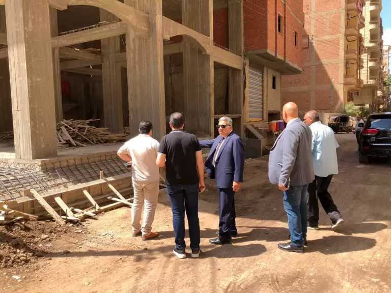 محافظ الدقهلية سيرا على الأقدام يتفقد عقارات بطلخا ويشدد لا تهاون في مخالفات البناء