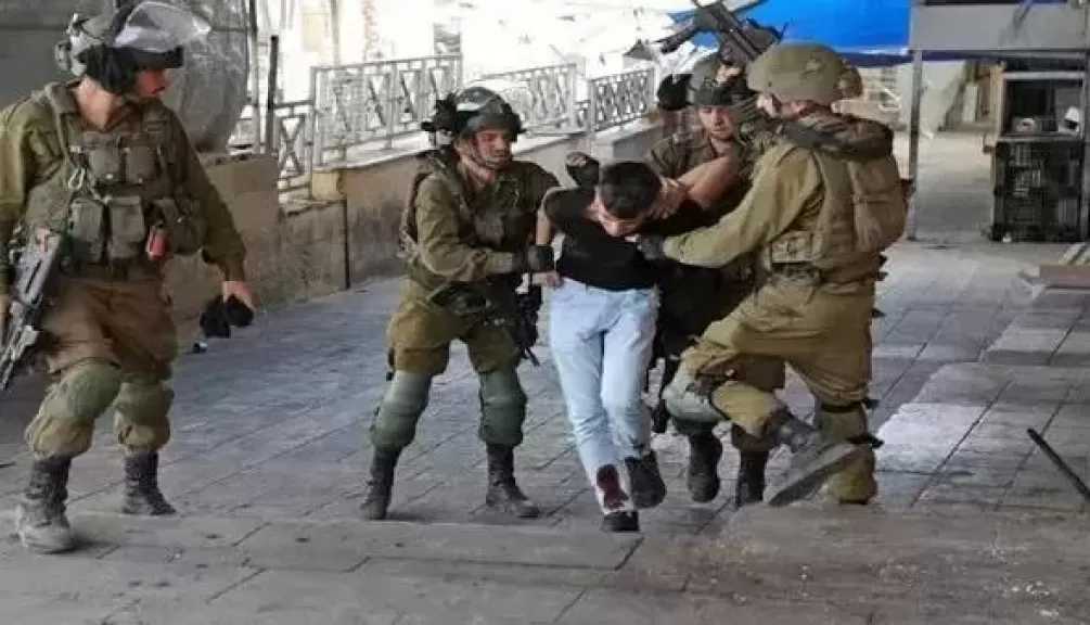 الاحتلال الإسرائيلي يعتقل ما لايقل عن 8 فلسطينيين من مدن الضفة
