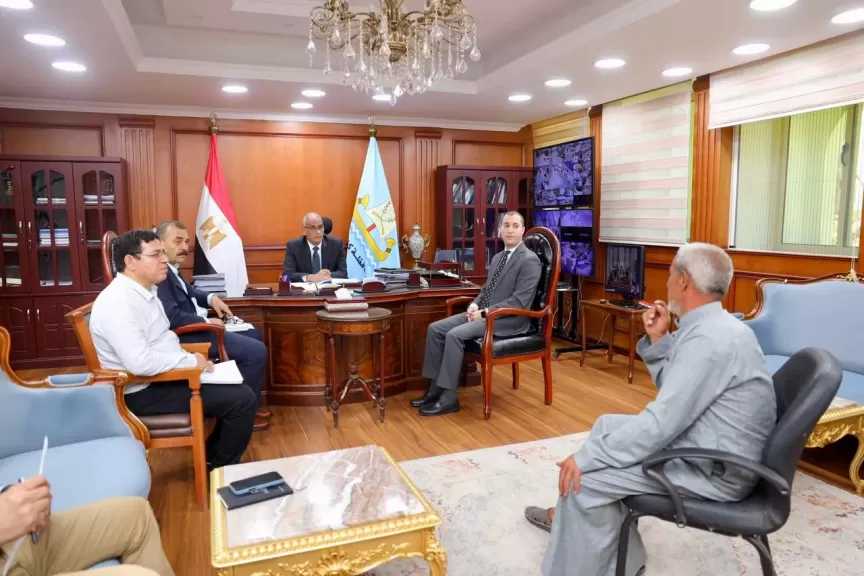 محافظ كفر الشيخ يبحث عددًا من طلبات وشكاوى المواطنين.. صور