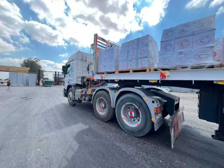 الهلال الأحمر المصري يدفع قافلة «زاد العزة» الـ 244 بمساعدات إلى أهالي غزة