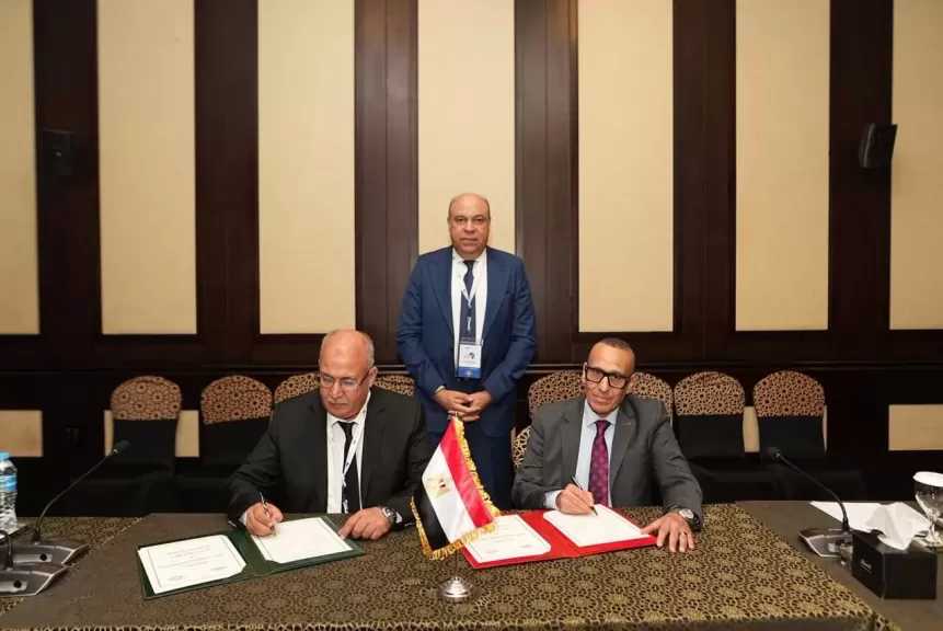 سامح الحفني يشهد توقيع مذكرة تفاهم بين سلطة الطيران المدني والمنظمة العربية للطيران المدني.. صور