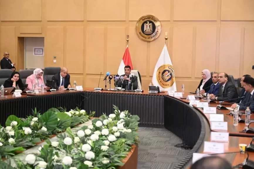 وزير الصناعة يعلن إتاحة نظام الإيجار المنتهي بالتملك للأراضي الصناعية ويطلق ”المنظومة الرقمية الموحدة لدعم المصنعين”