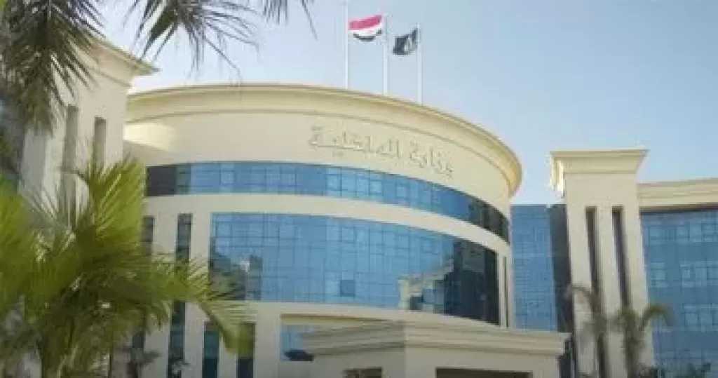الداخلية تكشف حقيقة اتهام سيدة لشقيقها بطردها من المنزل
