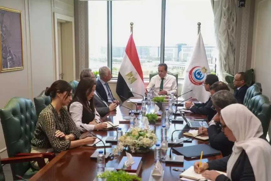 وزير الصحة يعقد اجتماعاً مع «تكنويڤ» و«ميدبوت» لتفعيل تقنية الروبوت الجراحي في مصر