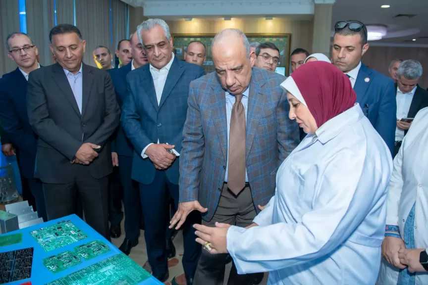 وزير الإنتاج الحربي يستقبل وزير الكهرباء ومحافظ القليوبية في ”بنها للصناعات الإلكترونية”
