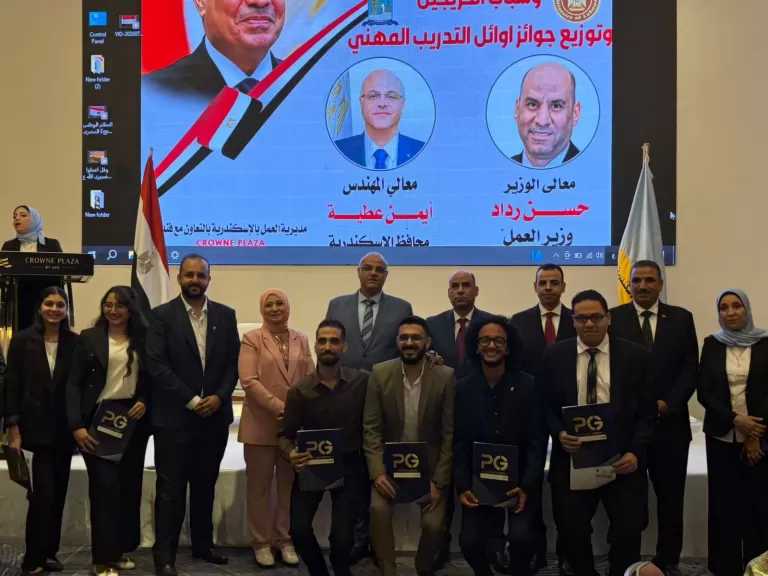 وزير العمل ومحافظ الإسكندرية يسلّمان عقود عمل جديدة وجوائز لخريجي التدريب المهني