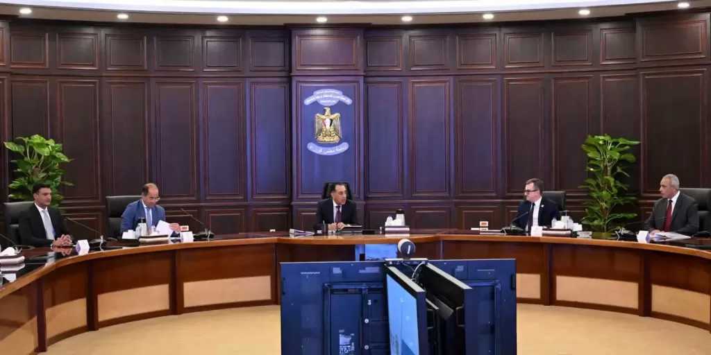 مدبولي: الحكومة مستمرة في توفير الأراضي الصناعية المرفقة لتلبية احتياجات المستثمرين الصناعيين الجادين