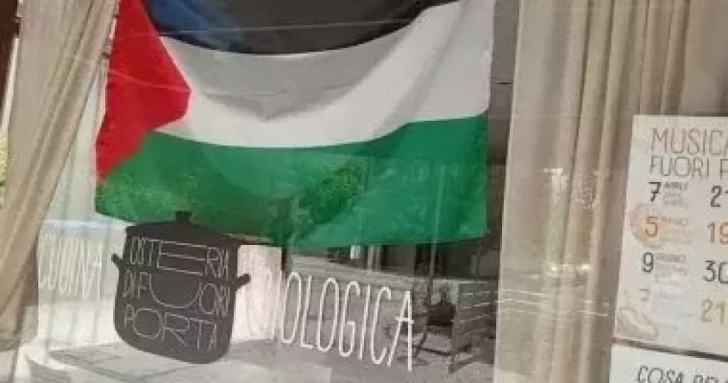 مطعم إيطالى يرفض إنزال العلم الفلسطينى تنفيذاً لطلب زبائن إسرائيليين