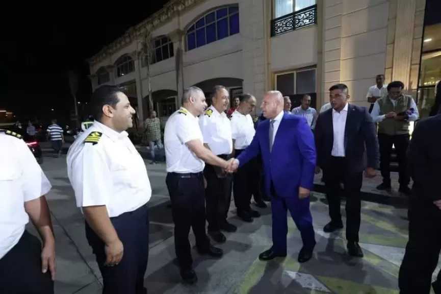 وزير النقل يصل ميناء دمياط عقب اجتماع مجلس الوزراء لتقديم الشكر لأبطال القاطرات البحرية بميناء دمياط