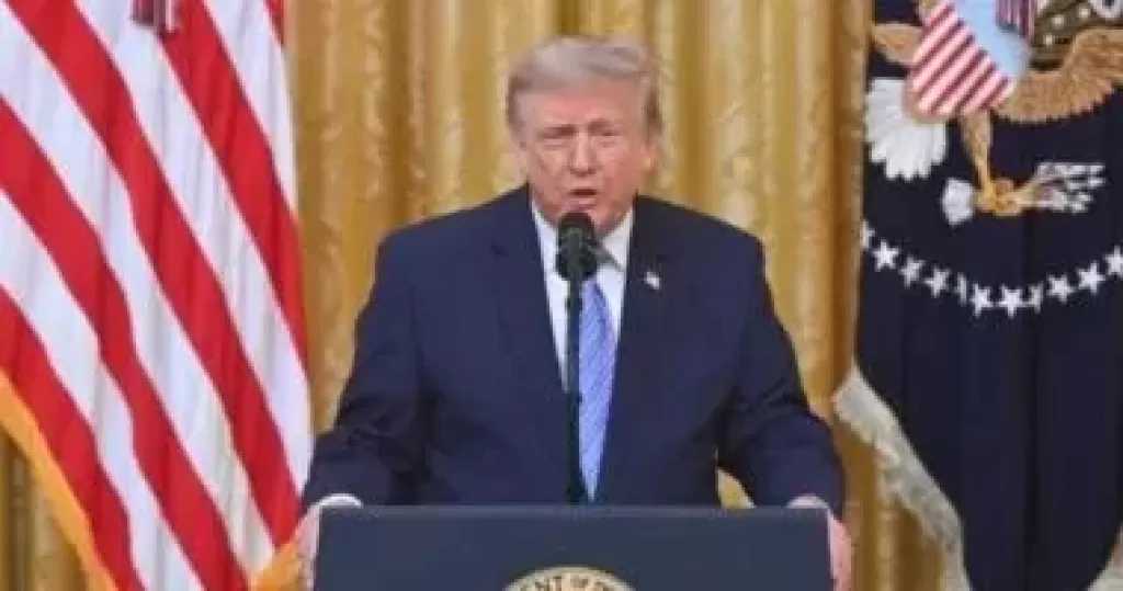 زعيم الديمقراطيين بمجلس الشيوخ يطالب ترامب بإنهاء الحرب مع إيران