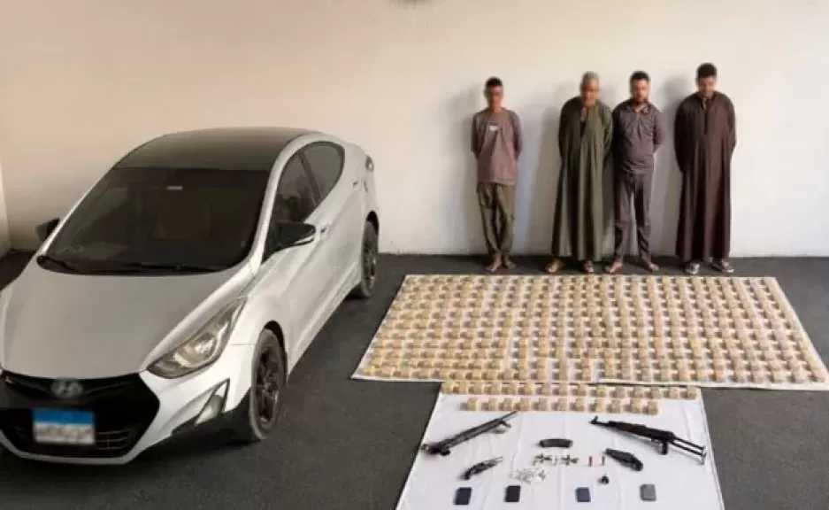 القبض على 4 عناصر جنائية بحوزتهم 90 قطعة يشتبه في أثريتها ومواد مخدرة في الجيزة