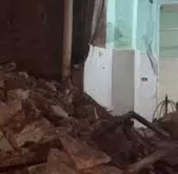 أولى خسائر زلزال الفجر بالقاهرة.. سقوط أجزاء من عقار بروض الفرج
