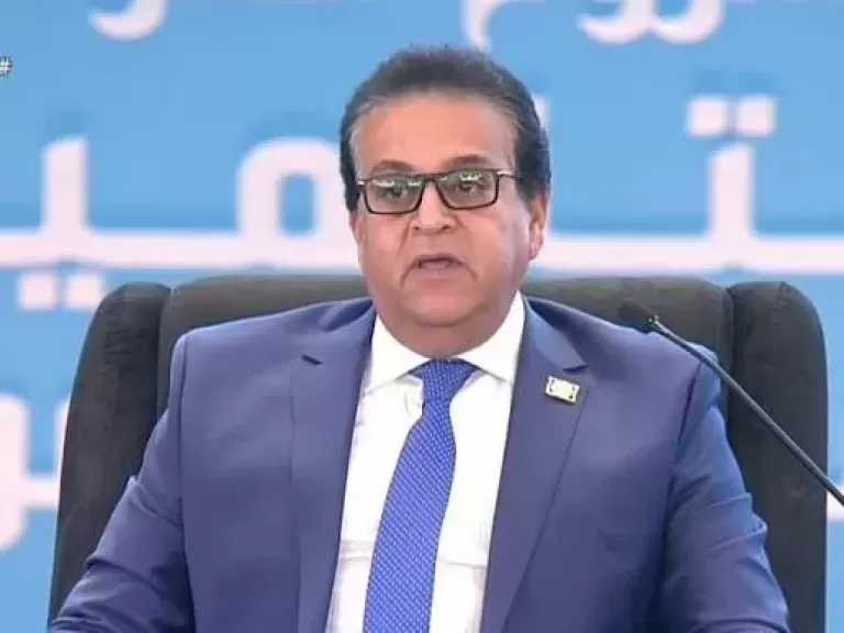 وزير الصحة يترأس غرفة الأزمات.. ويوجه باستمرار رفع درجة الاستعداد بالمستشفيات لمدة 48 ساعة بعد الهزة الأرضية