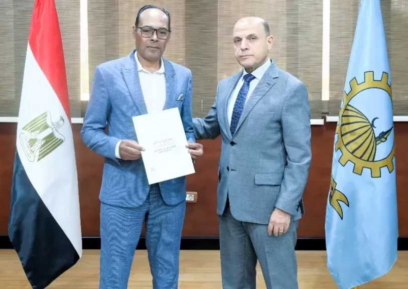محافظ الغربية يُسلّم 16 عقد تقنين لأراضي أملاك الدولة للمستفيدين.. صور
