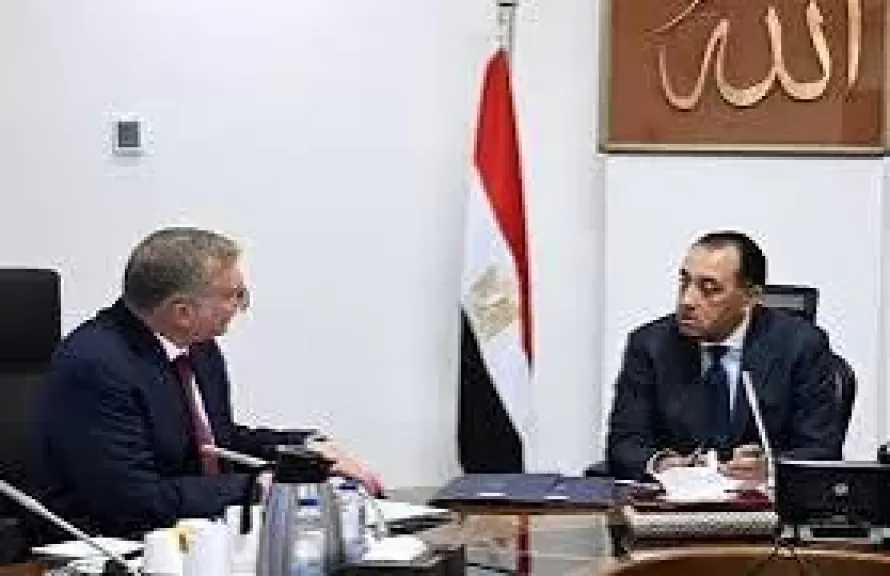 رئيس الوزراء يتابع مع وزير البترول عدداً من ملفات العمل