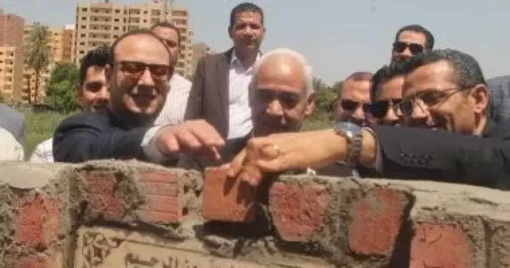 نقيب الصحفيين يضع حجر الأساس للنادى النهرى بأسيوط بحضور نائب المحافظ