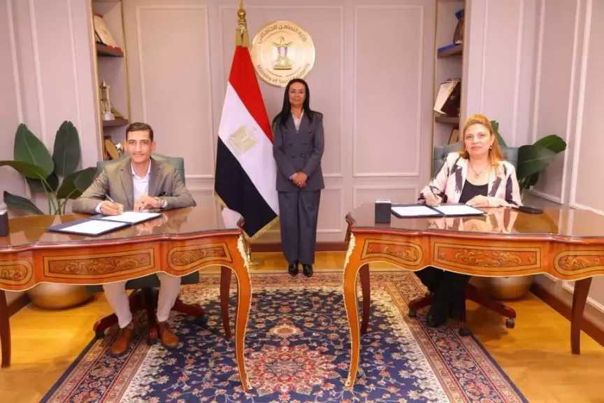 وزيرة التضامن الاجتماعي تشهد توقيع عقود تمويل لمشروعات متناهية الصغر بين صندوق دعم الصناعات الريفية والبيئية و 4 جمعيات أهلية