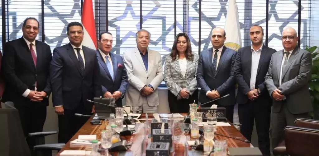 وزيرة التنمية المحلية والبيئة تبحث مع «الصناعات الكيماوية» تعزيز الصناعة الخضراء وتدوير المخلفات