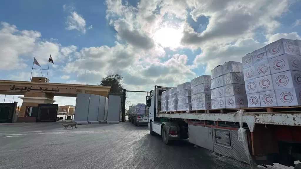 الهلال الأحمر يواصل دعم الأشقاء الفلسطينيين عبر قافلة «زاد العزة» الـ25